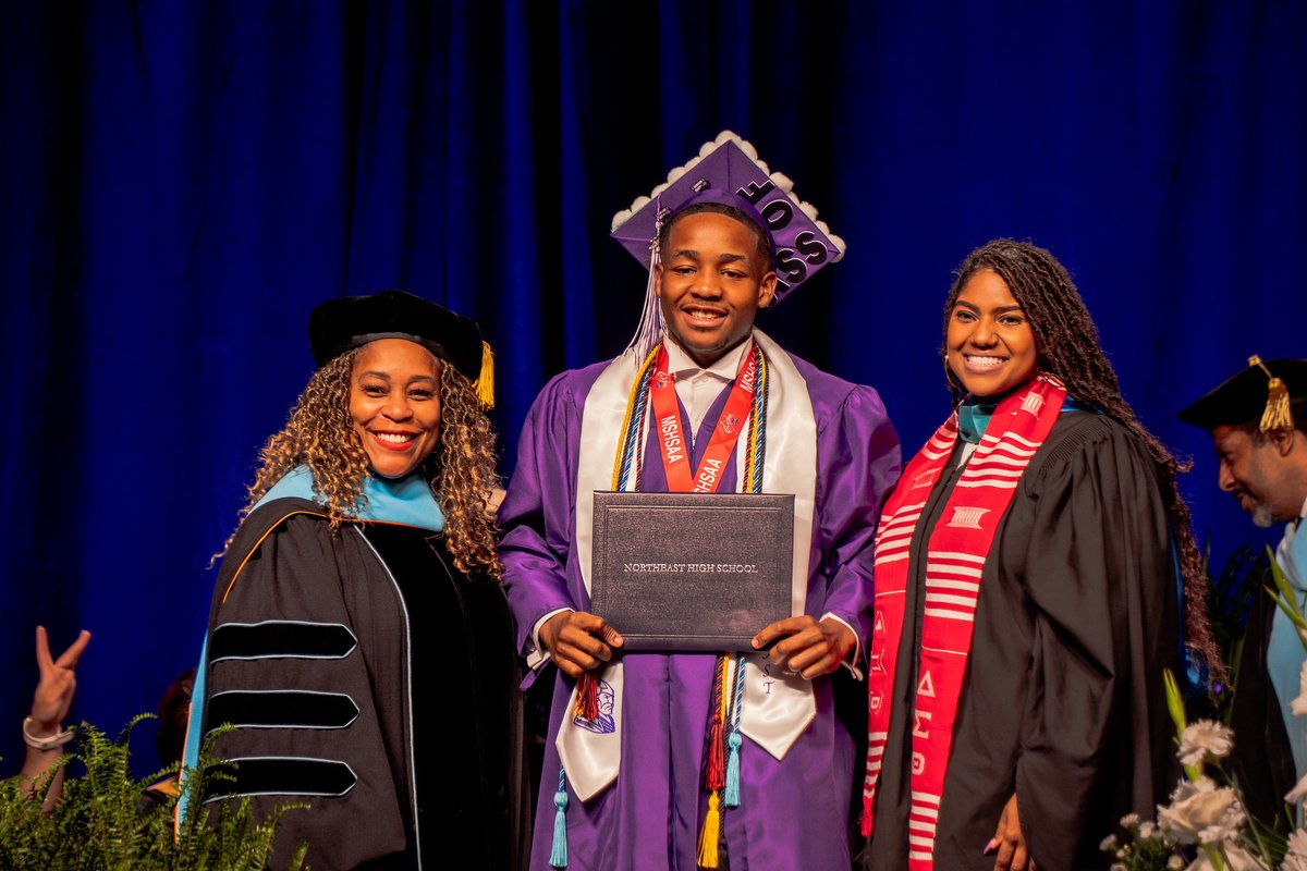 kcpublicschools's tweet image. “When I look at my Kansas City high school graduates, I see the future.” 🎓 

In his Kansas City Star op-ed, KCPS educator Mike Bannen shares why public schools are a powerful force for American teens. Read the full article here &amp;gt;&amp;gt; tinyurl.com/43zffk4s

#KCPSProud #Graduate