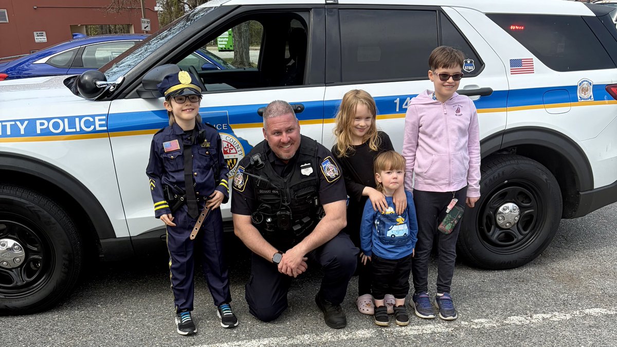 BaltCoPolice's tweet image. This week, #BCoPD Officer DeHart stopped by the Baltimore County Public Library in Rosedale to visit with kids and share a little about what he does every day. The kids even got to climb inside his patrol car! 🚓🌟

#CommunityEngagement #BaltimoreCounty