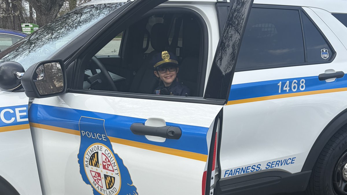 BaltCoPolice's tweet image. This week, #BCoPD Officer DeHart stopped by the Baltimore County Public Library in Rosedale to visit with kids and share a little about what he does every day. The kids even got to climb inside his patrol car! 🚓🌟

#CommunityEngagement #BaltimoreCounty