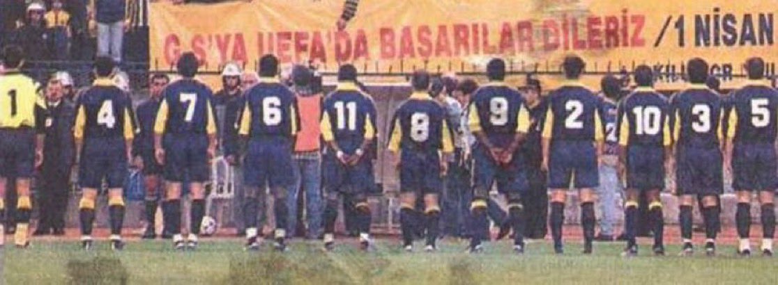 Bugün 1 Nisan. Dünya “şaka” günü!

Türk futbol tarihindeki en kötü şaka da yine F.Bahçe taraftarlarına ait.

F.Bahçe taraftarları 1 Nisan 2000’de ezeli rakipleri G.Saray’a “GS’YA UEFA’DA BAŞARILAR DİLERİZ/ 1 NİSAN” pankartı açtılar. G.Saray o sene UEFA Kupası’nı kazandı…