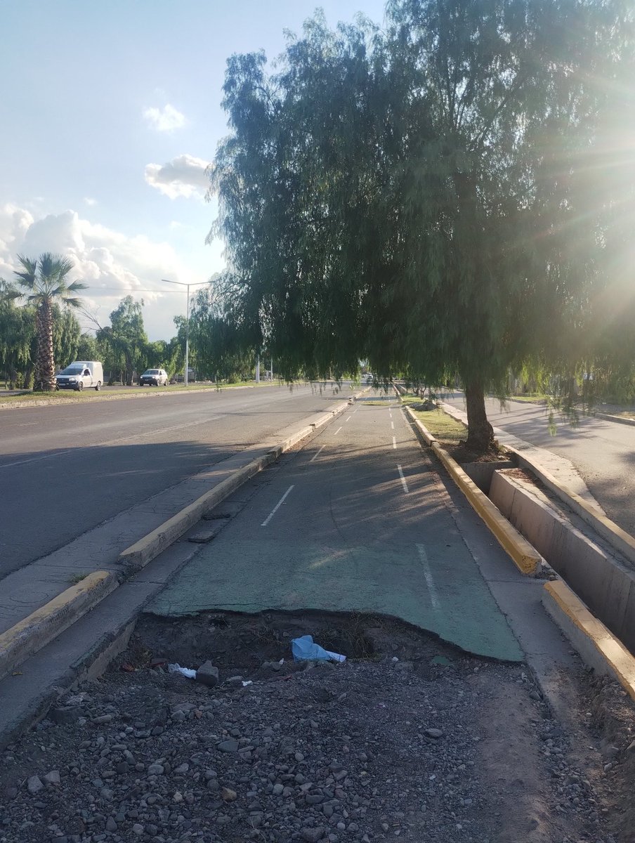 nachosampeter's tweet photo. ciclovía regalado Olguin... si venís desde el Dalvian si o si tenes un accidente... 

yo pude frenar, solo me dí un golpazo...

si vas por la calle es un peligro, si vas por la ciclovia más peligroso! https://t.co/ULffSt60UA