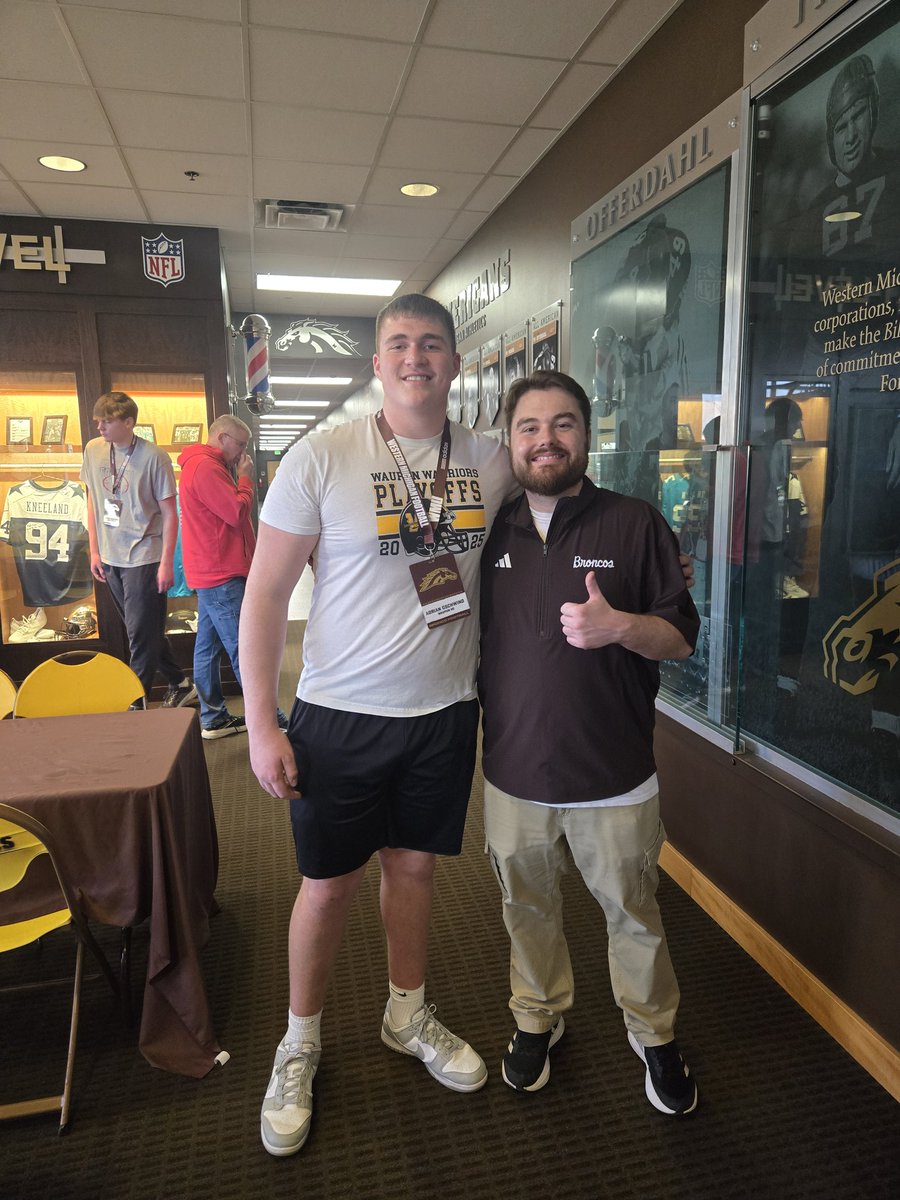 AdrianGschwind's tweet photo. Thank you @OrryHellenbrand and the rest of the WMU staff for having me on campus today to watch a practice. I had a great time meeting the staff can't wait to come again.
@Jacob_Sloaner https://t.co/AFwnLS0FQ8