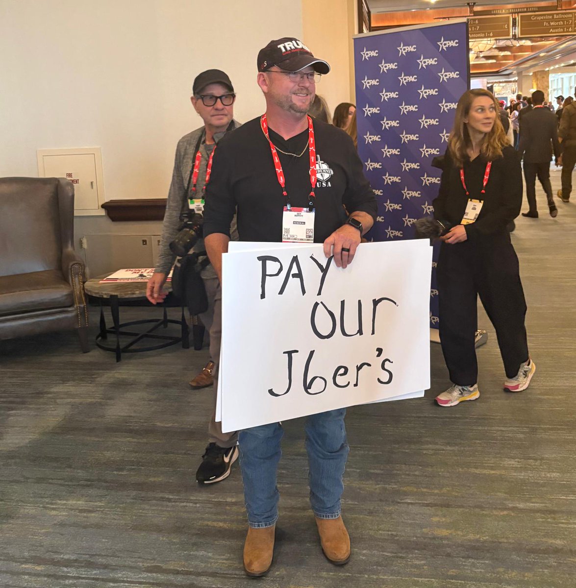 Mariana_Sanches's tweet photo. 1)Nos últimos anos, a política dos EUA ofereceu spoilers do que viria no Brasil. Claro, há diferenças, mas acho q nos corredores da CPAC, em Dallas, eu dei de cara com mais um potencial spoiler. Guy Reffitt (foto) participou do 6/1, foi perdoado por Trump e agora quer indenização https://t.co/E6KYQWkzGk