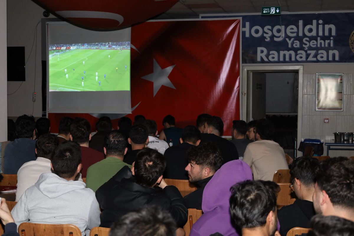 🇹🇷 24 yıl sonra yeniden Dünya Kupası’ndayız!

Hacı Bektaş-ı Veli Erkek Öğrenci Yurdu’muzda gençlerimizle birlikte Türkiye A Millî Futbol Takımımızın Kosova'yı 1-0 yenerek 2026 FIFA Dünya Kupası’na katılma hakkı kazandığı maçı izledik. ⚽🌍

Tebrikler #BizimÇocuklar ! 👏🔥