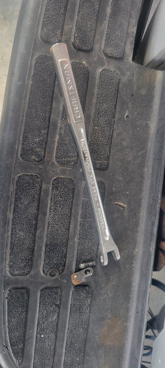 Jacob_Moser's tweet photo. @craftsman this is the junk we get at @Lowes, this is the third one I've broken. Used to be able to take my lugs nuts off with a breaker bar, now they just break. No ball bearing any more to hold the head steady either. https://t.co/BjSEOp2HXP