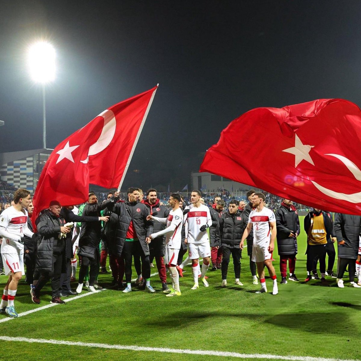 pusholder's tweet photo. Kosova stadında 🇹🇷 Al Bayrağımız dalgalanıyor. https://t.co/6maRMXMLPD