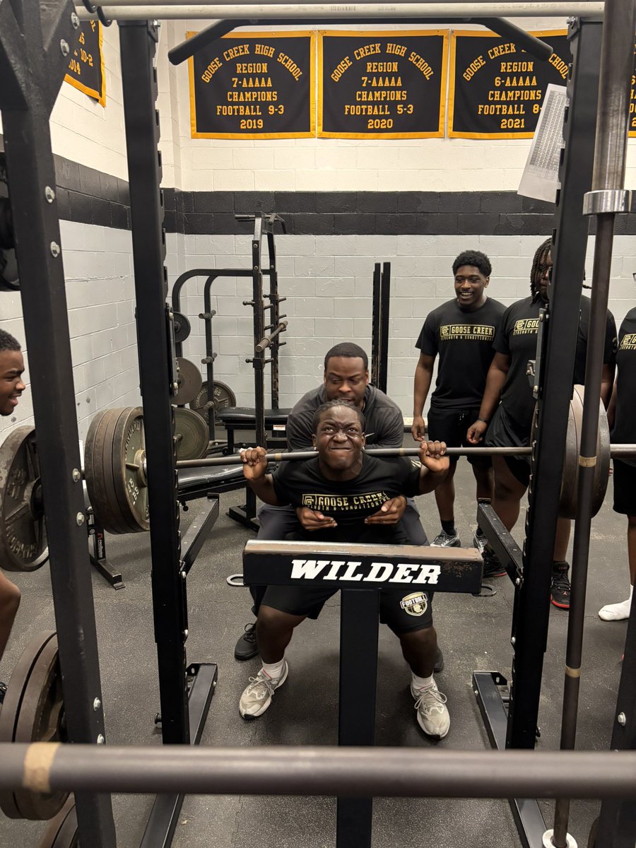 GCGatorFootball's tweet photo. Tuesday Work!! #GoGators @jfordham21 @lee_ttaylor @GCGatorAthletic https://t.co/KuRM3mgZ1i