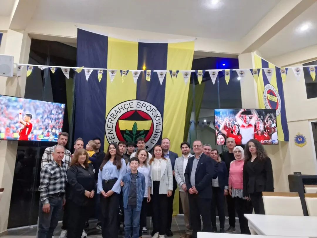 bat_dernegi's tweet photo. Gümülcine Başkonsolosu Sayın Aykut Ünal ve değerli eşi Sayın İlayda Ünal Hanımefendi'yi bu akşam Batı Trakya Fenerbahçeliler Derneği'mizde yemekte ağırladık. 
Yemeğin ardından Kosova - Türkiye maçını derneğimizde hep birlikte izledik. https://t.co/wrJnR95R74