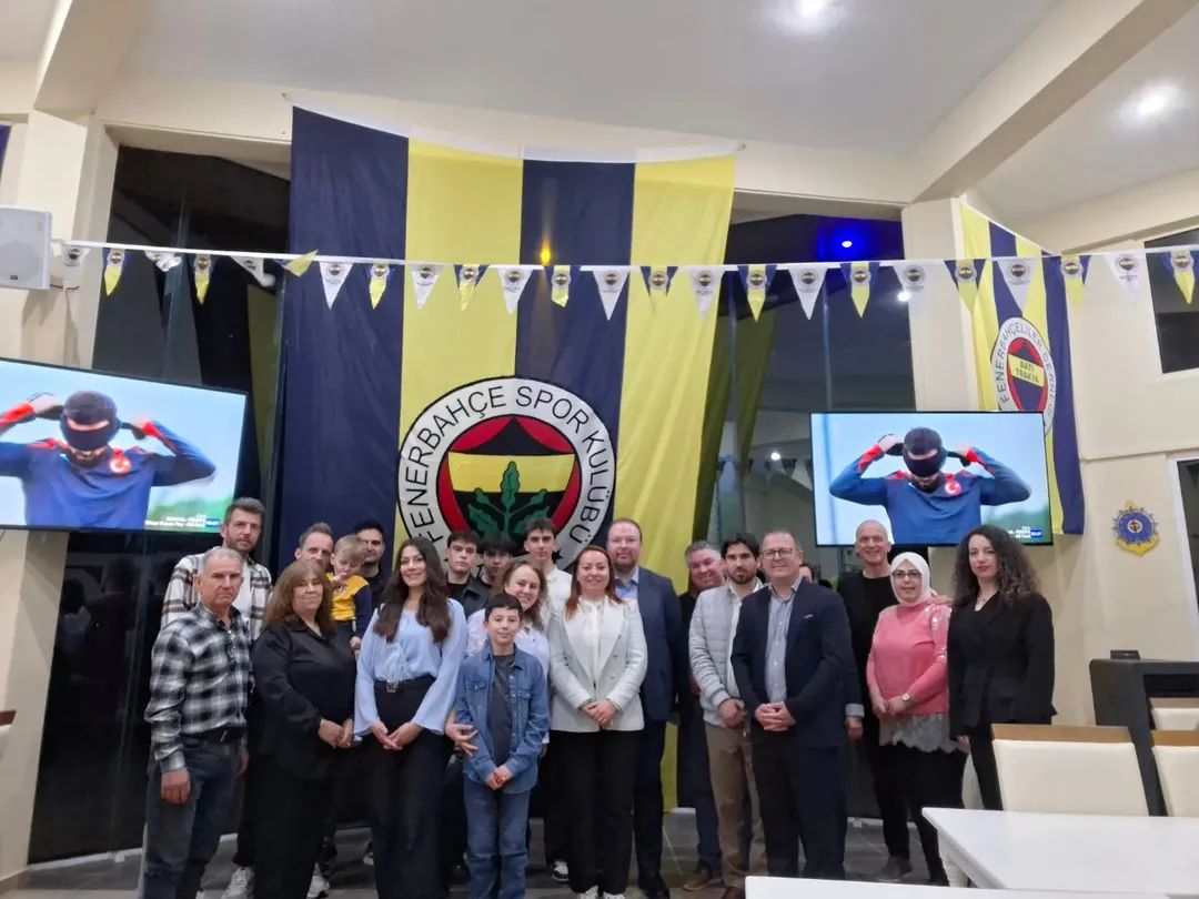 bat_dernegi's tweet photo. Gümülcine Başkonsolosu Sayın Aykut Ünal ve değerli eşi Sayın İlayda Ünal Hanımefendi'yi bu akşam Batı Trakya Fenerbahçeliler Derneği'mizde yemekte ağırladık. 
Yemeğin ardından Kosova - Türkiye maçını derneğimizde hep birlikte izledik. https://t.co/wrJnR95R74