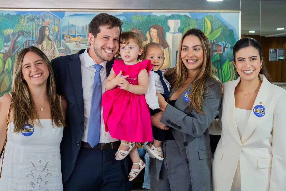 pedrocampospe's tweet photo. É lei! Uma conquista que atravessou gerações e finalmente saiu do papel. ✊🏼 

Depois de 37 anos, a licença-paternidade avança e abre caminho para um Brasil mais justo desde o começo da vida. Um texto que tive a honra de escrever como relator e que agora é realidade com a sanção do presidente @LulaOficial 👨🏽‍🍼👨🏼‍🍼👨🏿‍🍼👨🏻‍🍼

📸: Chico Ferreira
