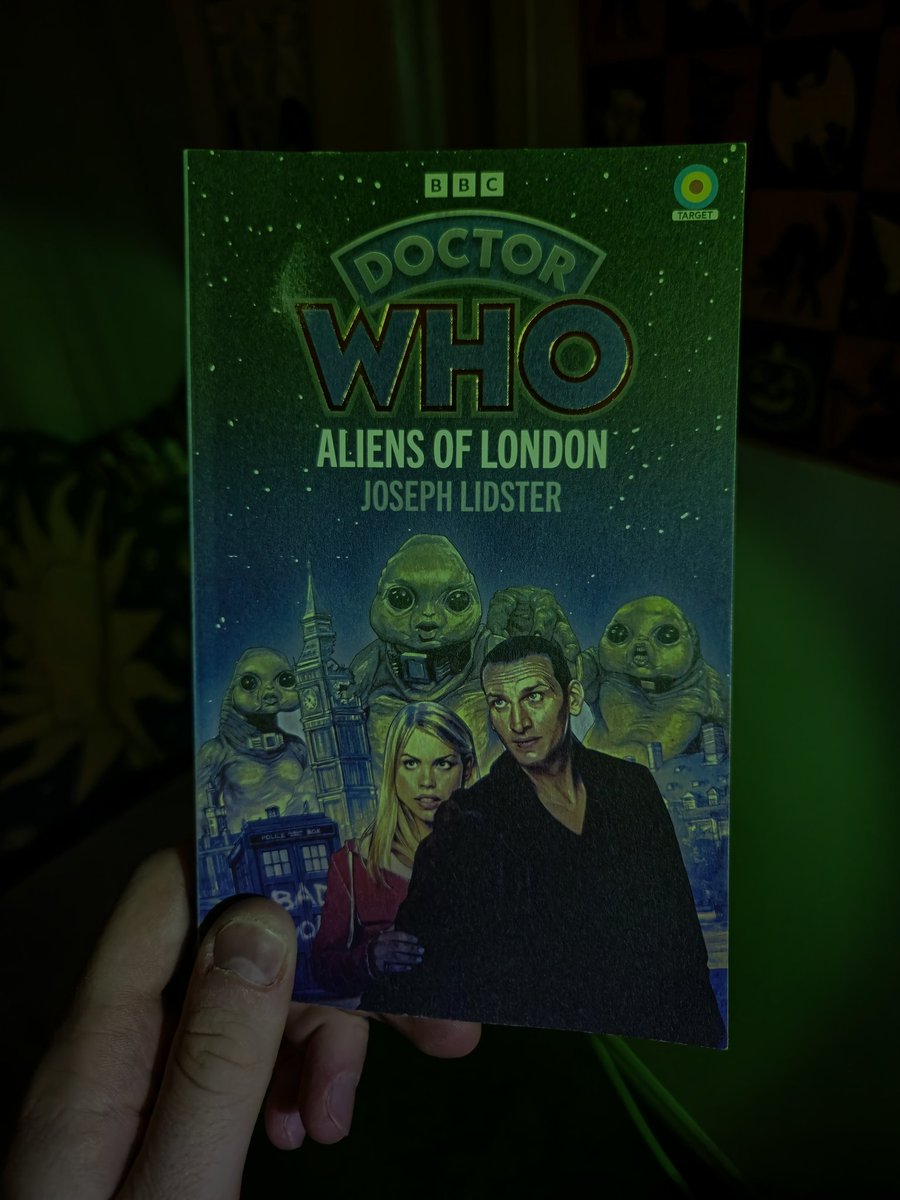 SamEalamYT's tweet photo. Just Finished: Aliens of London by @joseph_lidster 

A fresh take on an iconic Series 1 story with lovely little character additions and a clear love for all things Doctor Who!

More on this novelisation soon over on YouTube! https://t.co/IRetjjYzQO