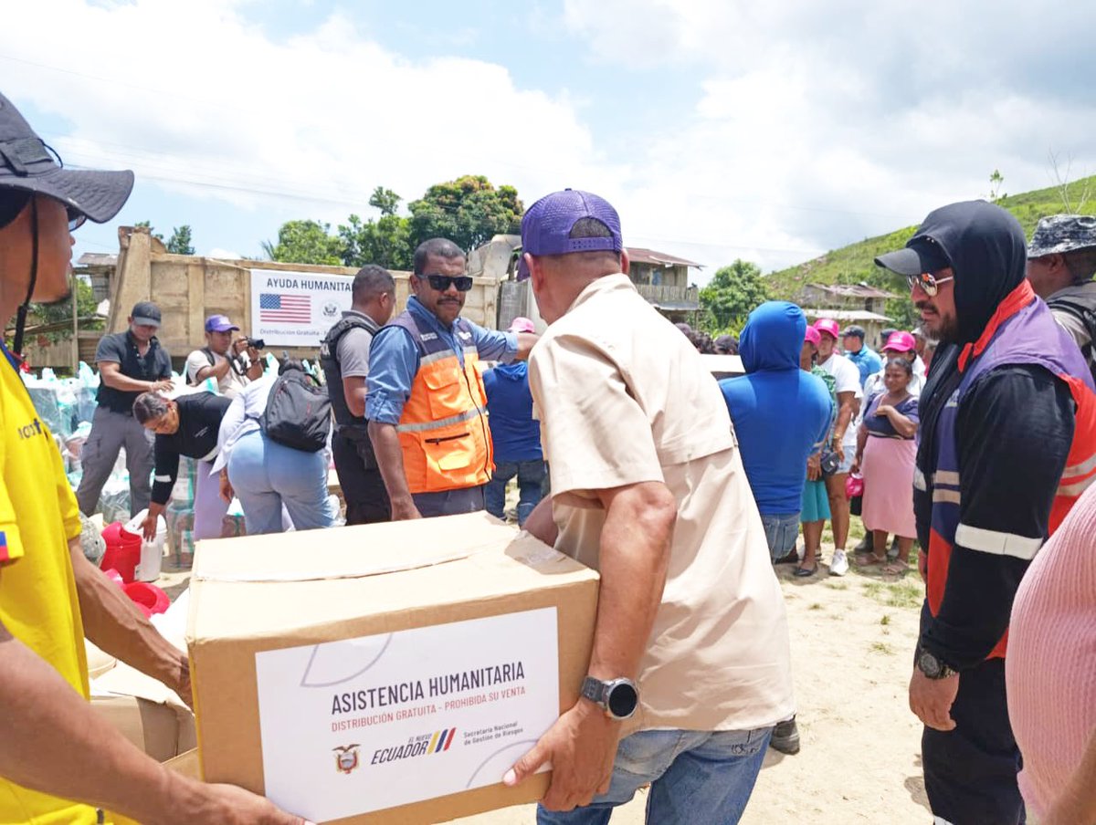 Riesgos_Ec's tweet photo. 📍 #Esmeraldas / Cantón Muisne – Parroquia San Gregorio / Sector San Jacinto

Tras la inundación fluvial registrada, el Gobierno Nacional, liderado por el presidente Daniel Noboa, está junto a la gente en Esmeraldas.

A través de la Secretaría Nacional de Gestión de Riesgos, se entregó asistencia humanitaria a las familias afectadas, atendiendo de manera oportuna sus necesidades básicas.

Seguimos en territorio, acompañando a nuestra gente y protegiendo vidas. 🇪🇨💜

@CaroLozanoHaro 
@Presidencia_Ec 
@ComunicacionEc 
@EsmeGob_er 

#ElNuevoEcuador