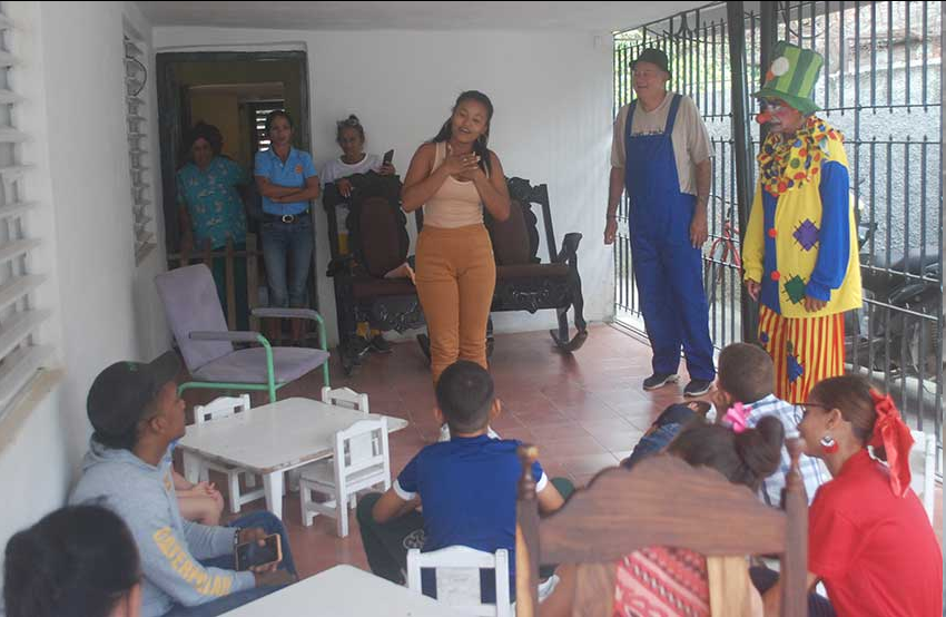 26deLasTunas's tweet photo. La felicidad se adueñó este lunes de la Casa de Niños sin Amparo Filial de Las Tunas, adonde el proyecto “Por quien merece amor”, en coordinación con @UJCdeCuba #LasTunas  , llevó alegría a los más pequeños. #MisManosPorCuba #SiempreJoven https://t.co/rqtKwlLu1e