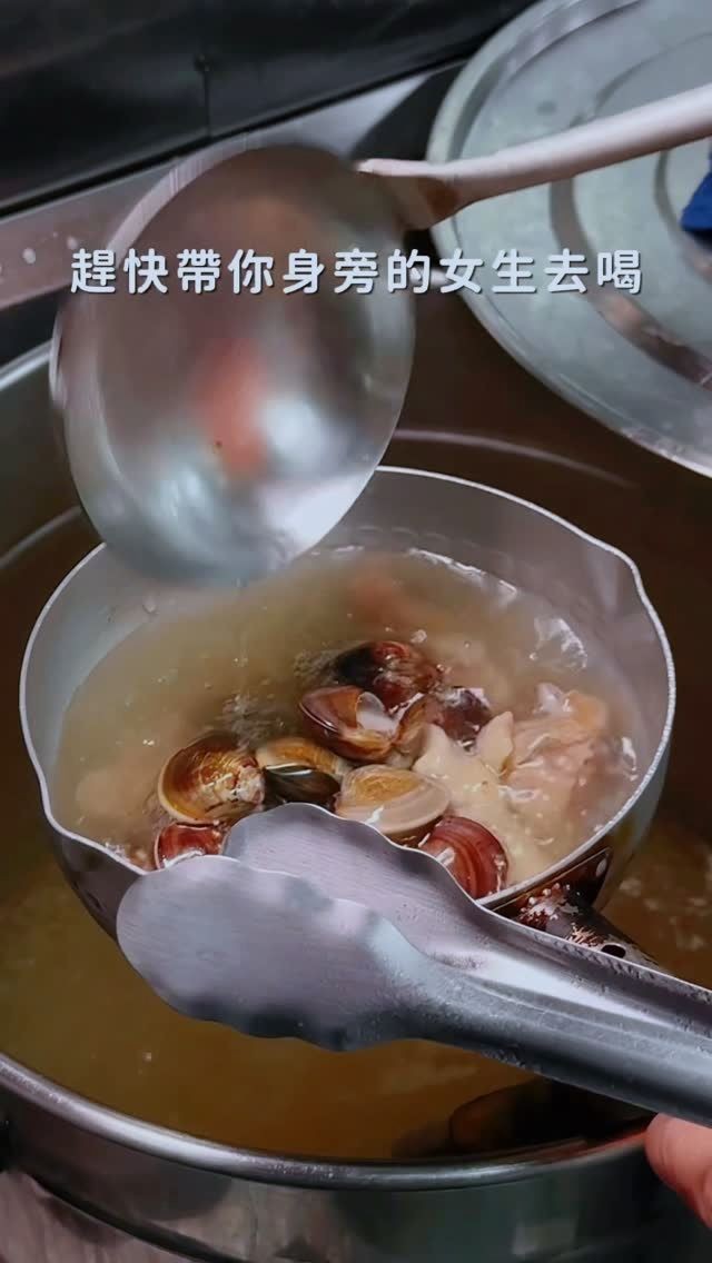 生活真谛：没有一口锅贴解决不了的烦恼；若一口不够，那就再来一口。余香绕梁！