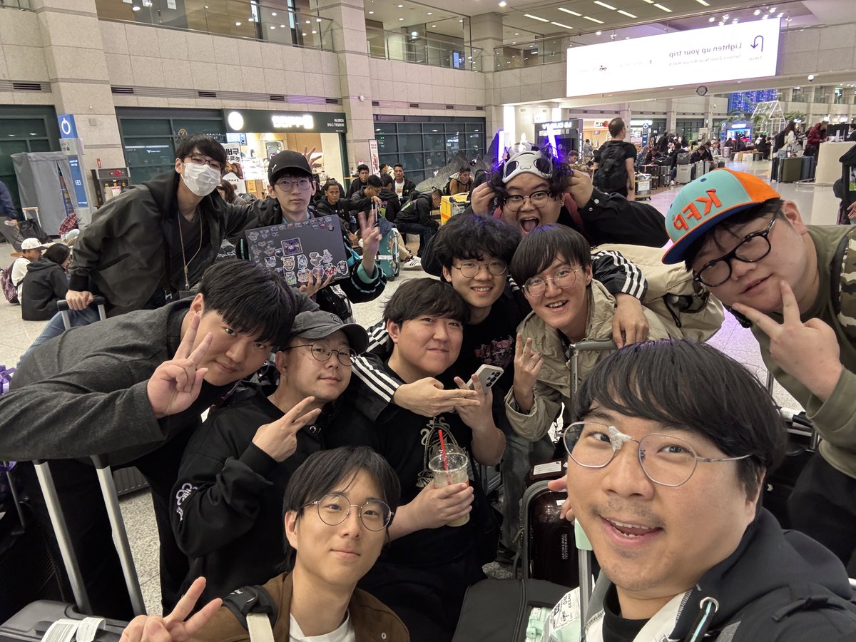 WoneeWani_KFP's tweet photo. #TakoTori1srConcert 
#DrawnToDawn #KFP #TAKOTIME 
Back to Korea! 🧡💜🥰
Dreams like a dawn is over...
...but we have another dream after...! https://t.co/5que6iBtc2