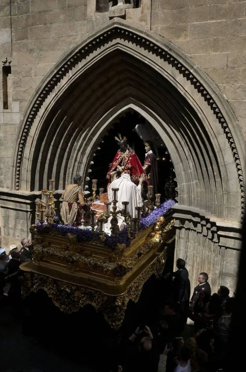 Jujonomi87's tweet photo. Las salidas y entradas más complicadas de la semana santa de Sevilla son aquellas en las que los pasos tienen que cruzar bajo el arco ojival de portadas góticas. El encanto único que aporta la arquitectura histórica. https://t.co/yEQlAA6aaY