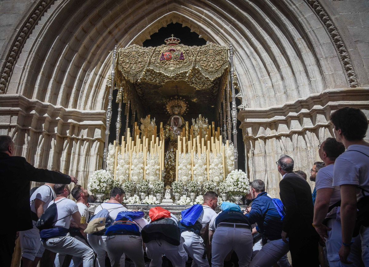 Jujonomi87's tweet photo. Las salidas y entradas más complicadas de la semana santa de Sevilla son aquellas en las que los pasos tienen que cruzar bajo el arco ojival de portadas góticas. El encanto único que aporta la arquitectura histórica. https://t.co/yEQlAA6aaY