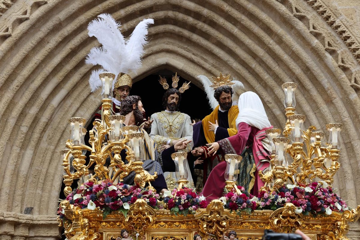 Jujonomi87's tweet photo. Las salidas y entradas más complicadas de la semana santa de Sevilla son aquellas en las que los pasos tienen que cruzar bajo el arco ojival de portadas góticas. El encanto único que aporta la arquitectura histórica. https://t.co/yEQlAA6aaY