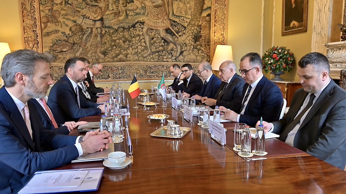 ambalgerieparis's tweet image. En visite officielle à #Bruxelles 🇧🇪, Monsieur le Ministre d'État @AhmedAttaf_Dz 🇩🇿 s'est entretenu avec son homologue du @BelgiumMFA, Monsieur @prevotmaxime, avant d'être reçu par le Premier ministre, Monsieur @Bart_DeWever.

#Algérie #Belgique