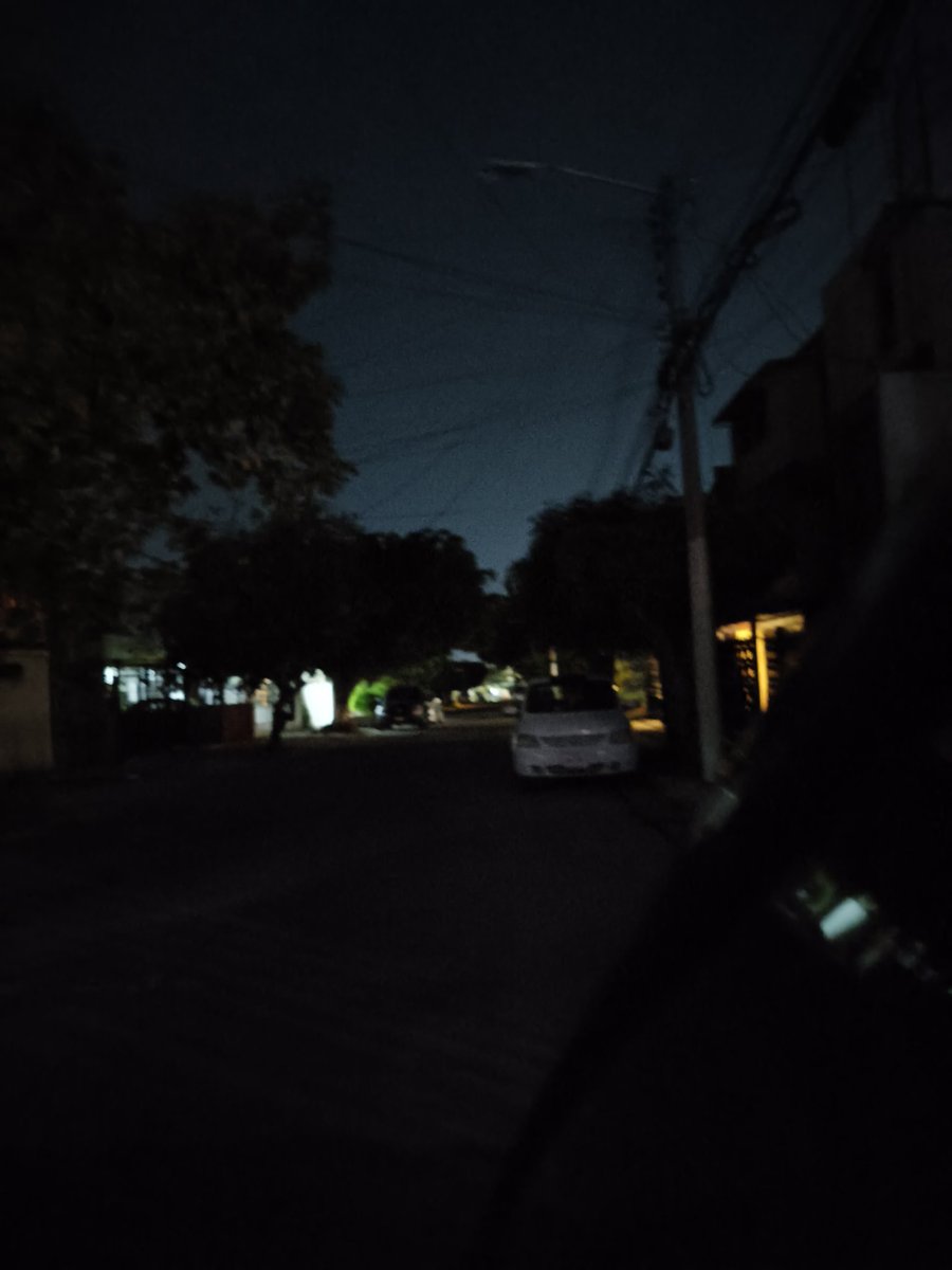JorgeG17543's tweet photo. @AmgNoticias sin luz en la colonia lomas de Zapopan. Dura 3 días funcionando y se funden las luminarias @Trafico_ZMG @JuanJoseFrangie https://t.co/nmZyiIKRtd