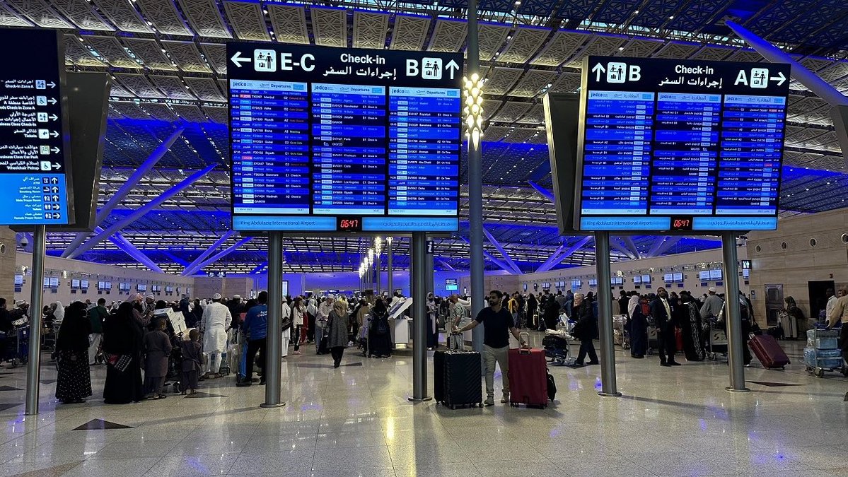 مغردون ينتقدون صالة "حياكم" في مطار الملك خالد الدولي وطول المسافة إلى البوابات