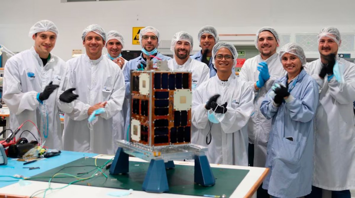Talentoargen's tweet photo. ARGENTINA DESARROLLA EL ÚNICO SATÉLITE LATINOAMERICANO QUE SERÁ PARTE DEL LANZAMIENTO DE LA NASA A LA LUNA

Se trata de ATENEA, un nanosatélite que será parte de la misión Artemisa ll. Con esta operación, el hombre regresará a la Luna tras más de medio siglo. 

Su función será medir dosis de radiación en órbitas profundas y probar fotomultiplicadores de silicio (SiPMs) para nuevas tecnologías de comunicación. El lanzamiento está previsto para el 1 de abril de 2026, y será transmitido en todo el mundo. 

El artefacto fue desarrollado por la Comisión Nacional de Actividades Espaciales, la Universidad Nacional de La Plata, la Universidad Nacional de San Martín, la Facultad de Ingeniería de la Universidad de Buenos Aires, el Instituto Argentino de Radioastronomía, la Comisión Nacional de Energía Atómica y la empresa VENG S.A. 

Tecnología argentina que irá al espacio profundo