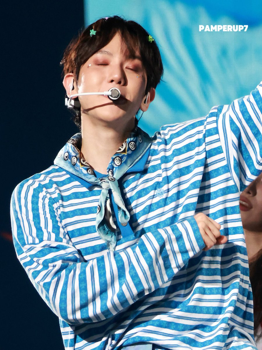 hourly baekhyun 🤍 tweet media