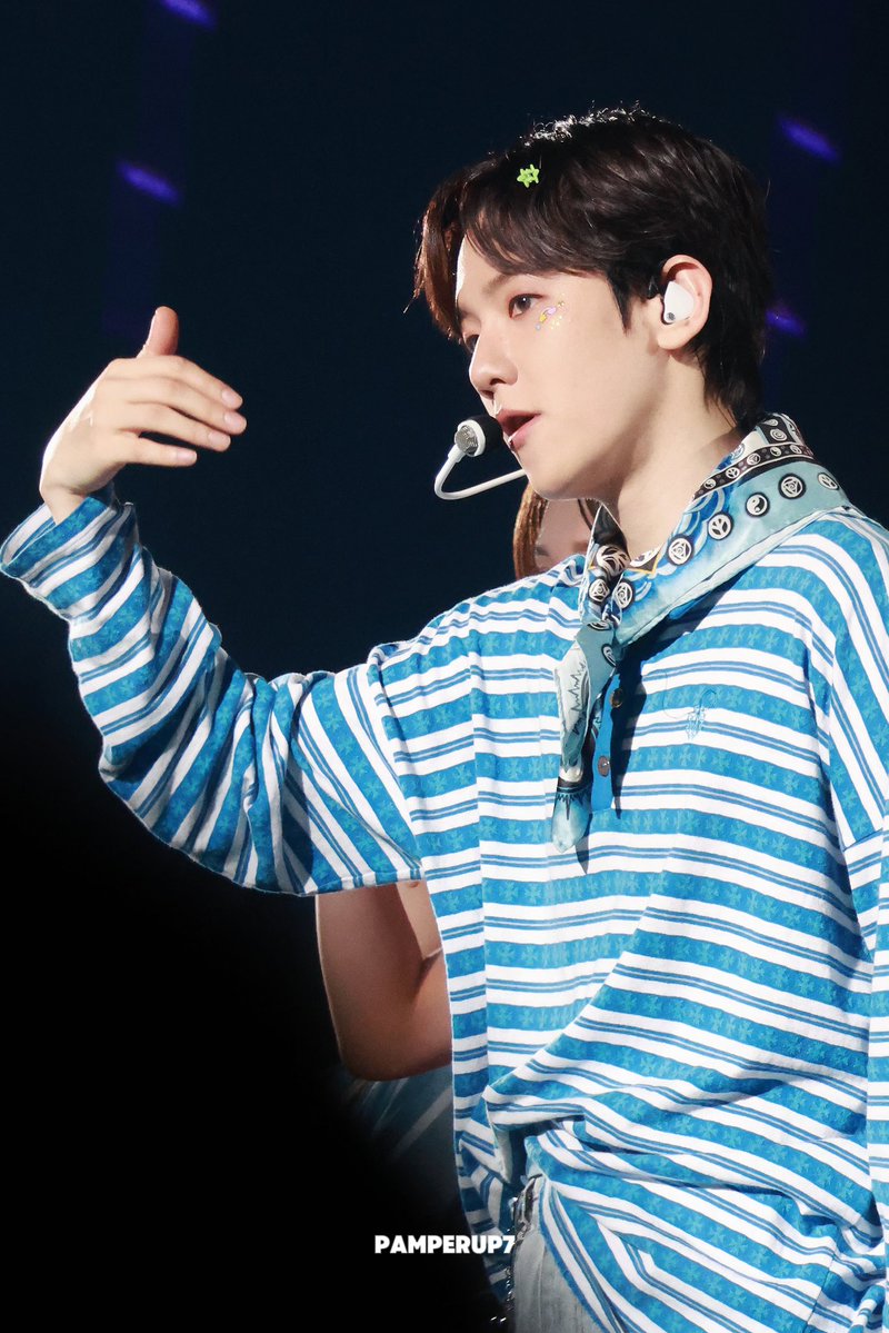 hourly baekhyun 🤍 tweet media