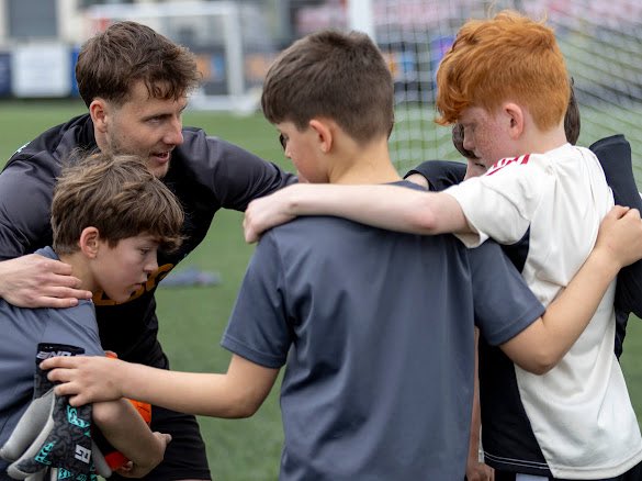 dwfcyouthdev's tweet photo. Day 2 of our Easter Holiday coaching centre, where we were joined by 1st team players, Alfie Rutherford and Frankie Vincent and it was high 5’s and smiles all round!
We still have spaces available for the remaining two days!
🔗  https://t.co/PqCSFT7NFZ to book!

#wearewanderers https://t.co/7R5h6sE9sk