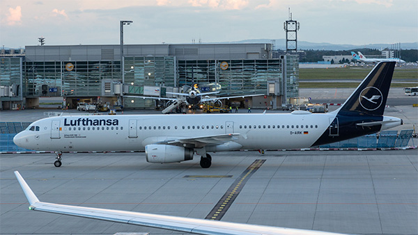 aeroOVDinfo's tweet photo. LUFTHANSA EN LA RUTA FRANKFURT - ASTURIAS
Así está la ocupación del vuelo de mañana, que será operado con A321:
FRA - OVD: COMPLETO (100%)
OVD - FRA: 131/200 (65,5%)
Vuelta muy floja, que esperemos que en Peak Summer se recupere, además junto a los cambios de flota.
#FlyToOVD https://t.co/E9TDV3I958