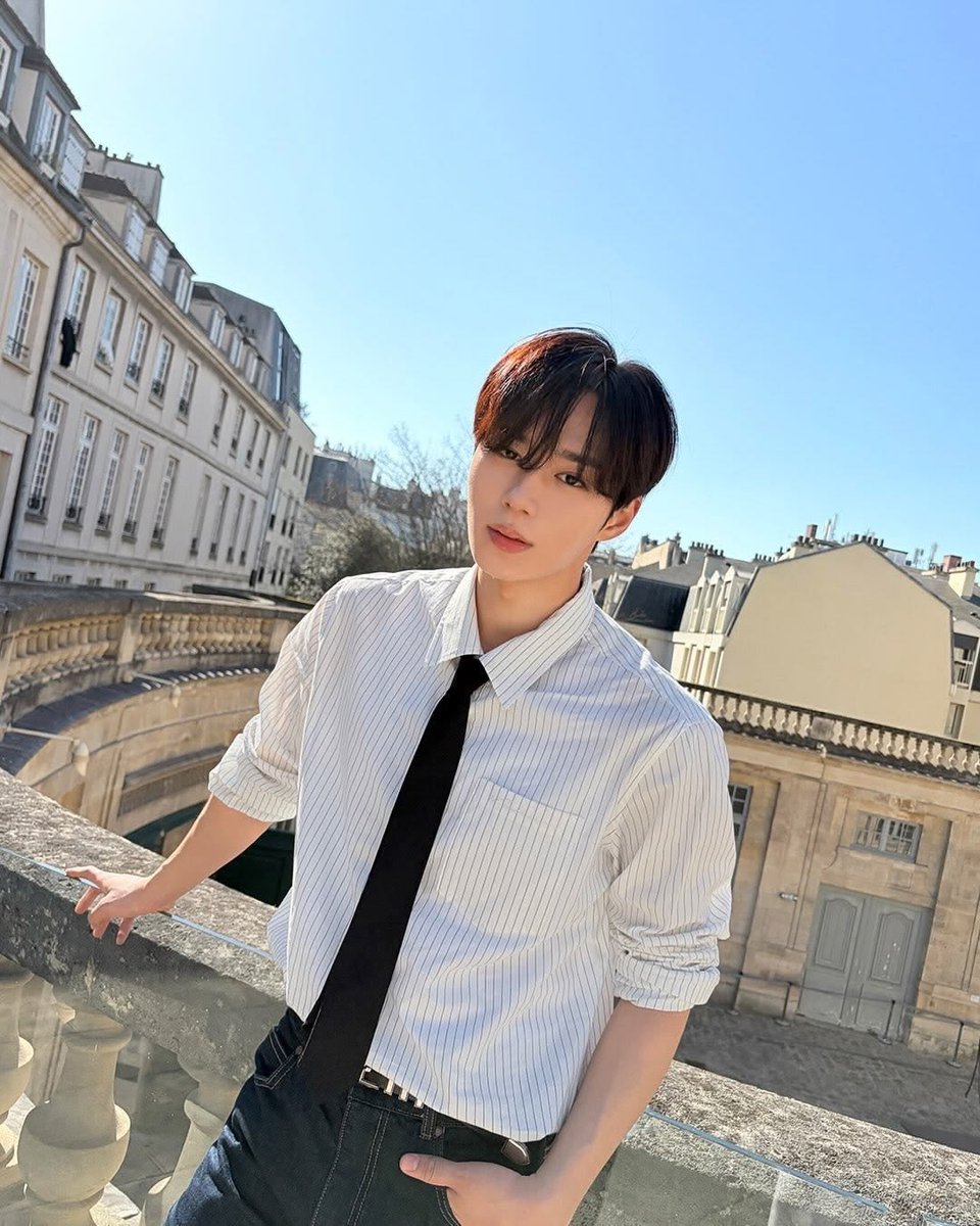 Junseonies's tweet photo. On a date at Paris with Junseo  we even choose each other plushies #ALLYZSELCADAY  
#AllyzSelcaDay #ALD1 #AZSD 
#알파드라이브원  #JUNSEO https://t.co/RwZIJ4znIm