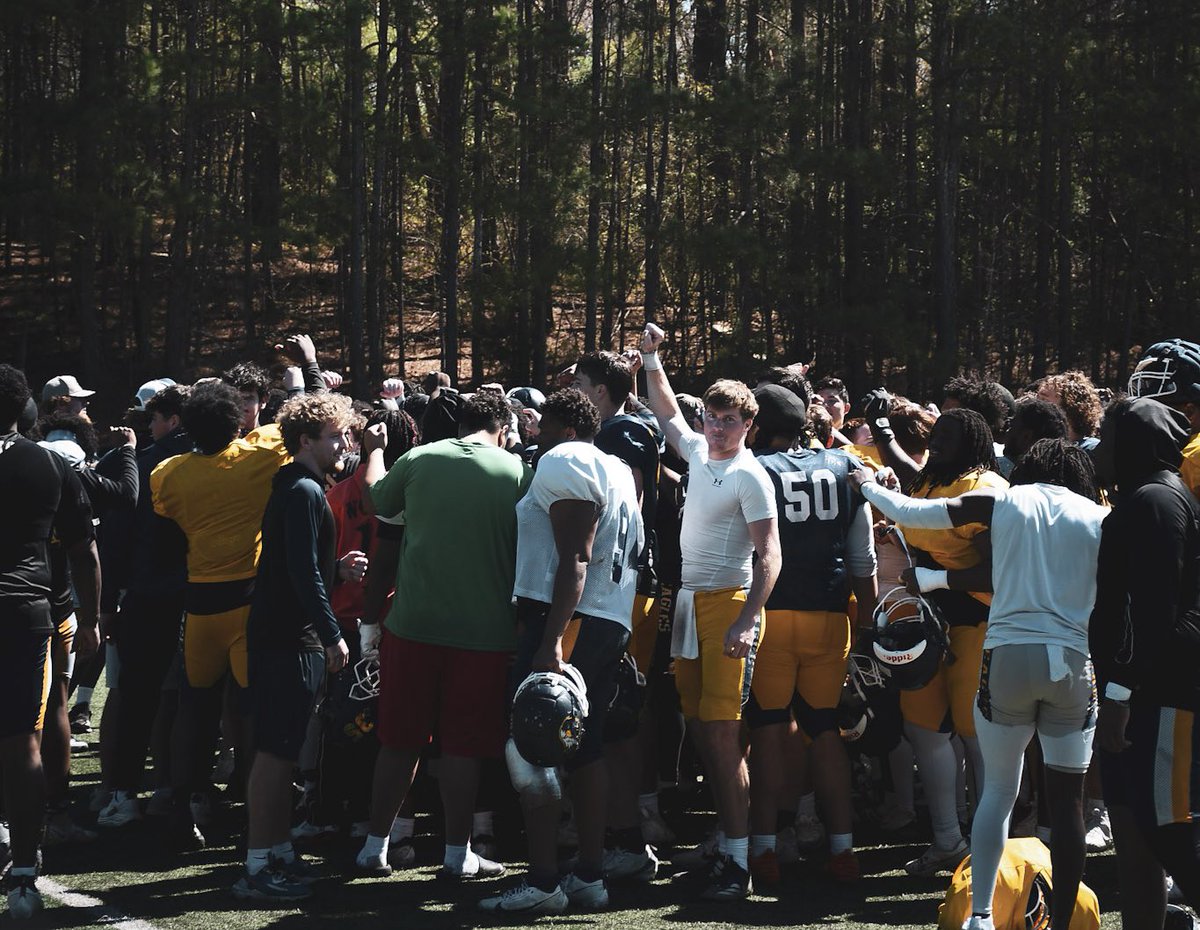 ReinhardtFB's tweet photo. Spring Ball 🏈 Week 2️⃣ 📸

Getting better every day 📈🦅

#PAYthePRICE https://t.co/MZOl5COULf