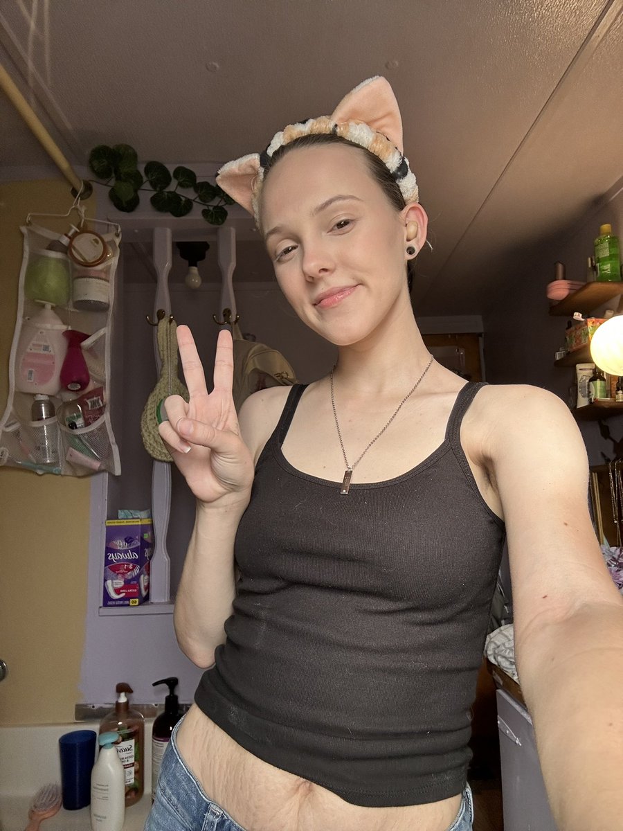ayooitsmoth's tweet photo. Oh look, she’s alive🐈‍⬛ https://t.co/8smCwZLUWh