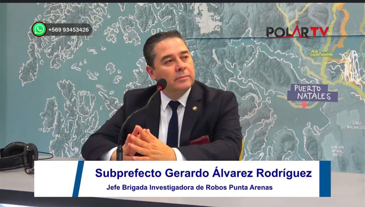 PDI_Magallanes's tweet photo. 🎙️ En @RadioPolar el jefe de la Brigada Investigadora de Robos de Punta Arenas, subprefecto Gerardo Álvarez, se refirió a la investigación de delitos contra la propiedad. Además, entregó recomendaciones a quienes viajen durante Semana Santa para que resguarden sus viviendas 🔐🏠 https://t.co/nOThQEWO3Q