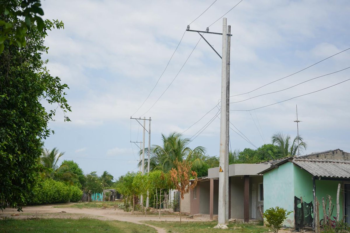 Aire_Energia's tweet image. #EntérateAtlántico🌀 Más de 147 hogares en Cascajal, #Sabanalarga, pronto estrenarán infraestructura eléctrica. Junto al Gobierno Nacional, estamos instalando 71 postes y 12 transformadores para garantizar la energía que el Atlántico merece. Transparencia y gestión que se nota.