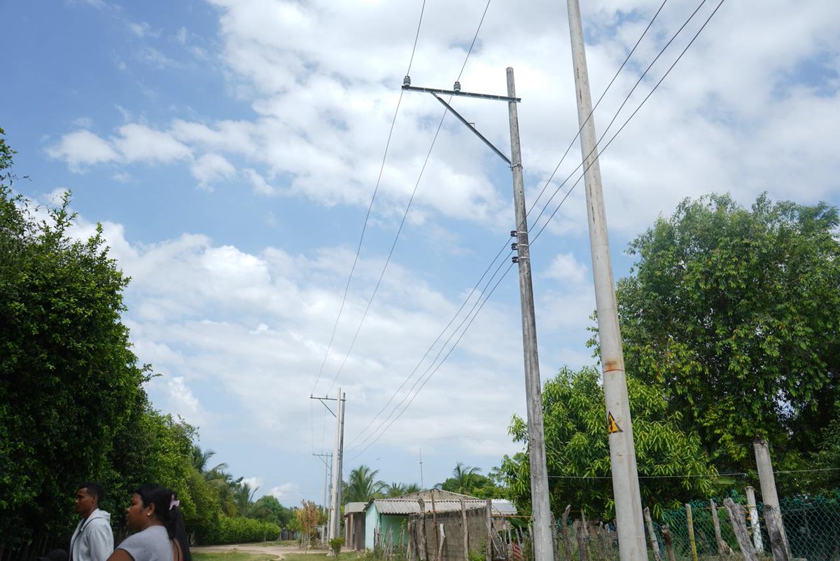 Aire_Energia's tweet image. #EntérateAtlántico🌀 Más de 147 hogares en Cascajal, #Sabanalarga, pronto estrenarán infraestructura eléctrica. Junto al Gobierno Nacional, estamos instalando 71 postes y 12 transformadores para garantizar la energía que el Atlántico merece. Transparencia y gestión que se nota.