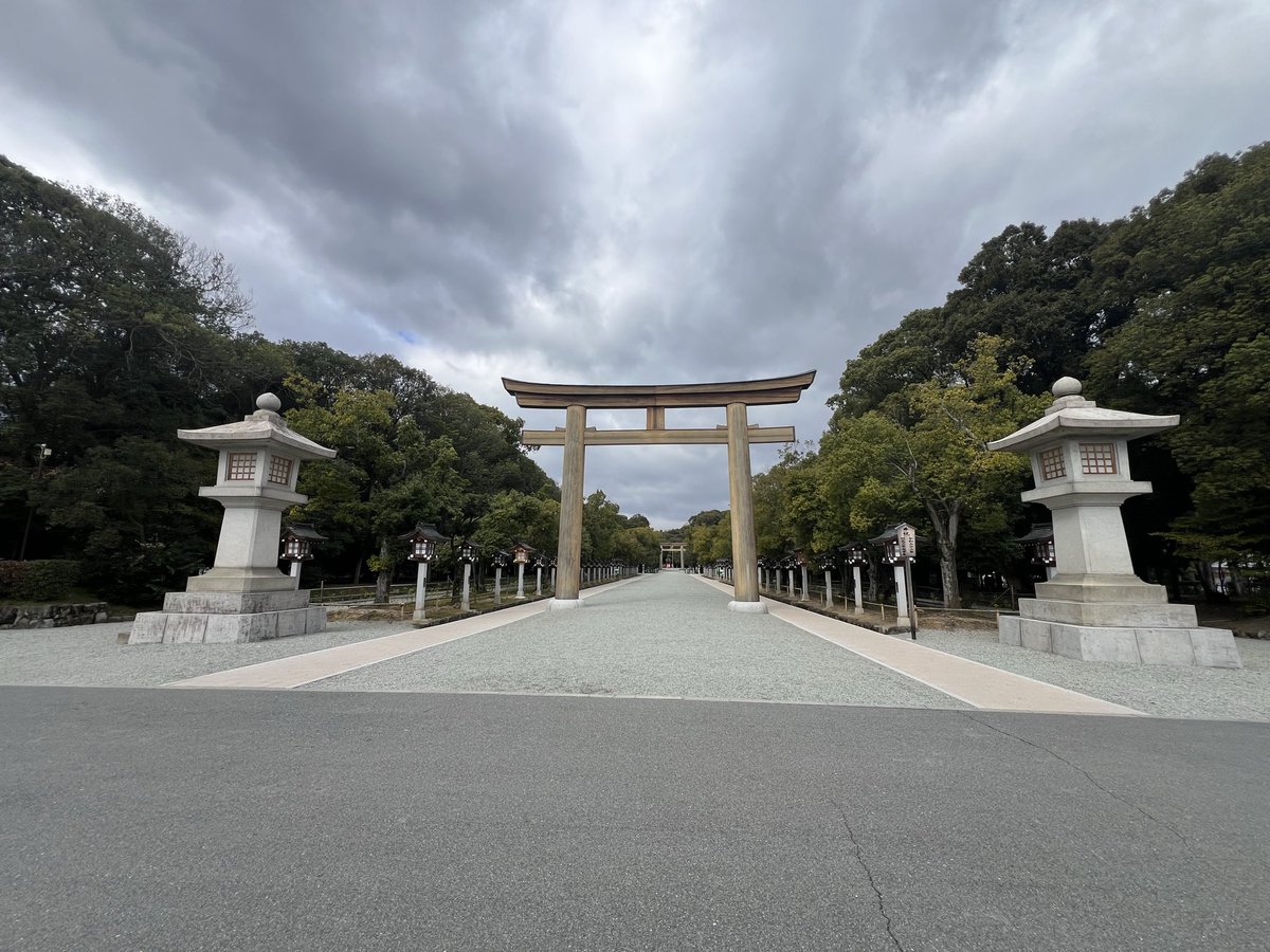 mosuke716's tweet photo. 令和8年3月8日
奈良 橿原神宮を参拝しました

明治に民間より日本建国の地 橿原に
神宮創建の諸願が起こり

感銘を受けた明治天皇は
京都御所内の天照大神がお祀りされていた内侍所を御本殿とし

新嘗祭が執り行われていた
神嘉殿を拝殿として下賜され

明治23年に創建 https://t.co/5NhOMMhqHj