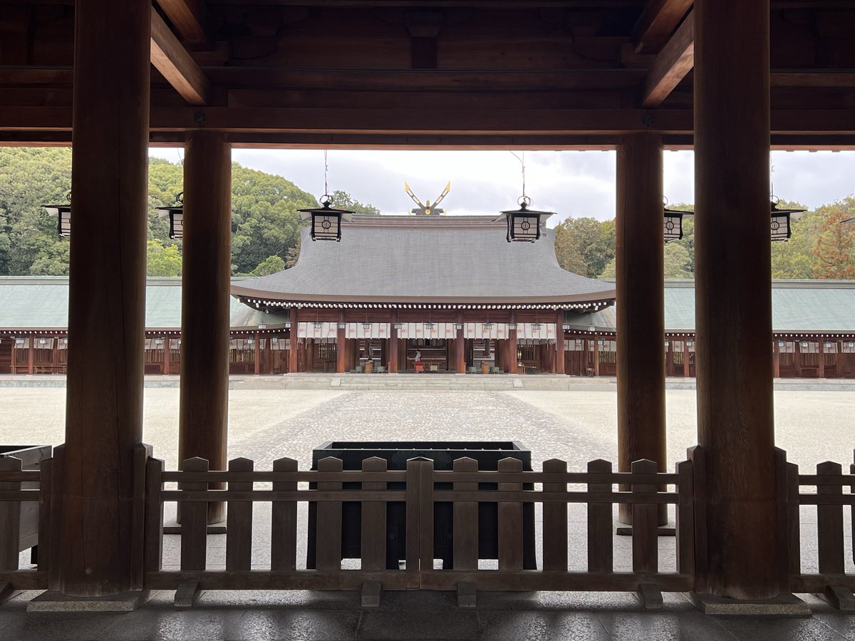 mosuke716's tweet photo. 令和8年3月8日
奈良 橿原神宮を参拝しました

明治に民間より日本建国の地 橿原に
神宮創建の諸願が起こり

感銘を受けた明治天皇は
京都御所内の天照大神がお祀りされていた内侍所を御本殿とし

新嘗祭が執り行われていた
神嘉殿を拝殿として下賜され

明治23年に創建 https://t.co/5NhOMMhqHj