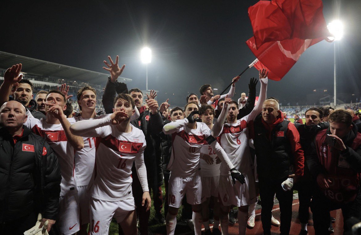 Notre calendrier pour la phase de poule de la Coupe du Monde 🏆🌎

13 juin
⏰ 6h00 | Turquie 🇹🇷 - Australie 🇦🇺

19 juin
⏰ 6h00 | Turquie 🇹🇷 - Paraguay 🇵🇾

25 juin
⏰ 4h00 | Turquie 🇹🇷 - États-Unis 🇺🇸