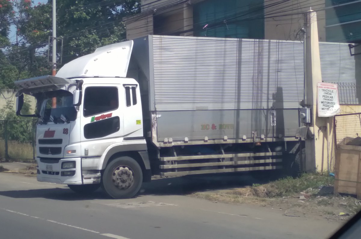 VR_Trucker24's tweet photo. 2010-2017 Mitsubishi Fuso Super Great FU (6R10) 10-stud wingvan trucks.

Secondhand Japanese trucks converted to Left-Hand Drive, though these are the most recent Fuso truck models for PH🇵🇭 surplus, following the 6R20/6R30 (second generation). https://t.co/sZjjOnNSHE