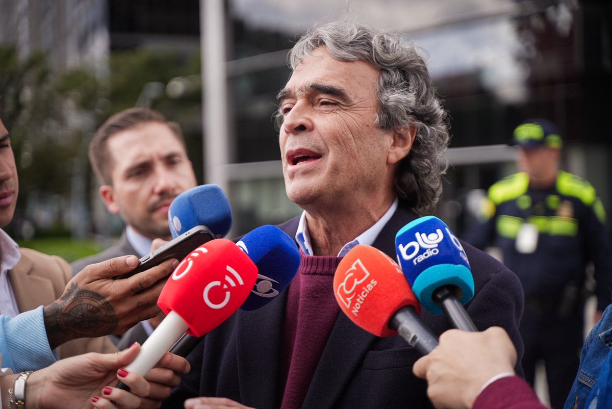 sergio_fajardo's tweet photo. Señor Contralor: hoy le entregamos una solicitud urgente de control en tiempo real sobre el uso de los recursos del estado de emergencia.
Más de 8,6 billones de pesos deben tener vigilancia estricta. Vamos a barrer la corrupción 🧹. https://t.co/pXLsF7bt2u