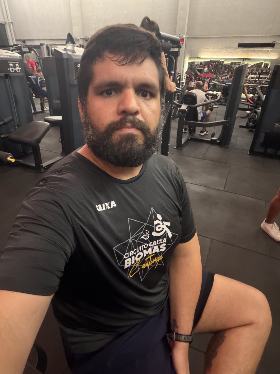 Precisando fazer a barba e o cabelo. 😭