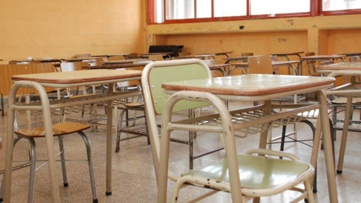 AgusCiarletta's tweet photo. Hablemos con los adolescentes. Nunca fue tan necesario.

En Argentina, el bullying afecta gravemente la convivencia escolar: 6 de cada 10 estudiantes de primaria sufren agresiones físicas o virtuales y 4 de cada 10 se sintieron discriminados alguna vez.

Lo ocurrido ayer en una escuela de Santa Fe es una alarma que no podemos ignorar. No alcanza con señalar a las redes sociales, responsabilizar a una escuela o pedir más atención a las familias de forma aislada.

Cuando la violencia se vuelve una forma de respuesta al dolor o al hostigamiento, estamos frente a algo más profundo: una crisis de vínculos y de valores que deja a muchos chicos solos.

No sabemos siempre cuál es el mejor abordaje. Muchas herramientas que tenemos fallan o se ven superadas. Pero sí sabemos algo: la soledad adolescente, el bullying y la pérdida de sentido necesitan una cadena de cuidados que nos involucre a todos.

Observar. Escuchar. Entender. Acompañar.