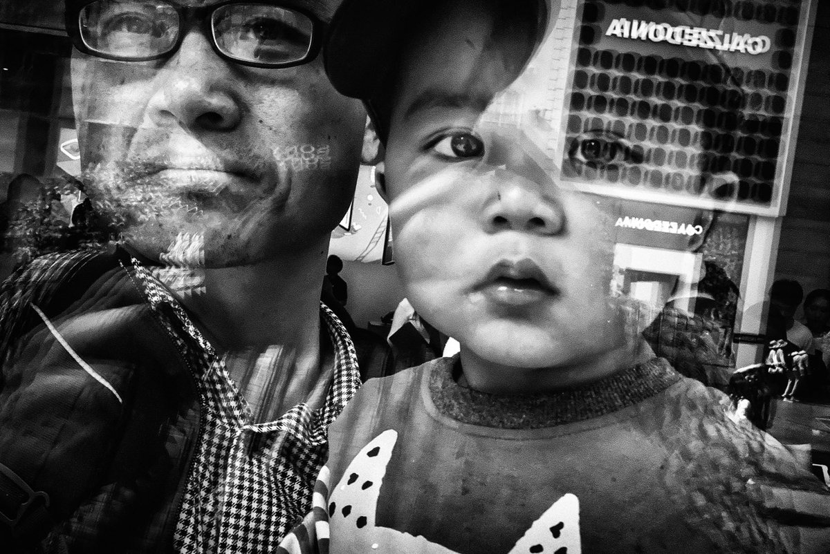 shuttermaniacs's tweet photo. 視線は、交わらない。
すれ違い、刺さり、残る。
そして最後に、
こちら側も写っていることに気づく。

Eyes don't meet.
They pass, pierce, and remain.
In the end, you realize-you're in it too. https://t.co/wxfo0sNb3G