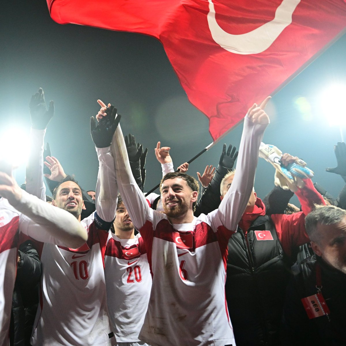 SİYAH SANCAK tweet media