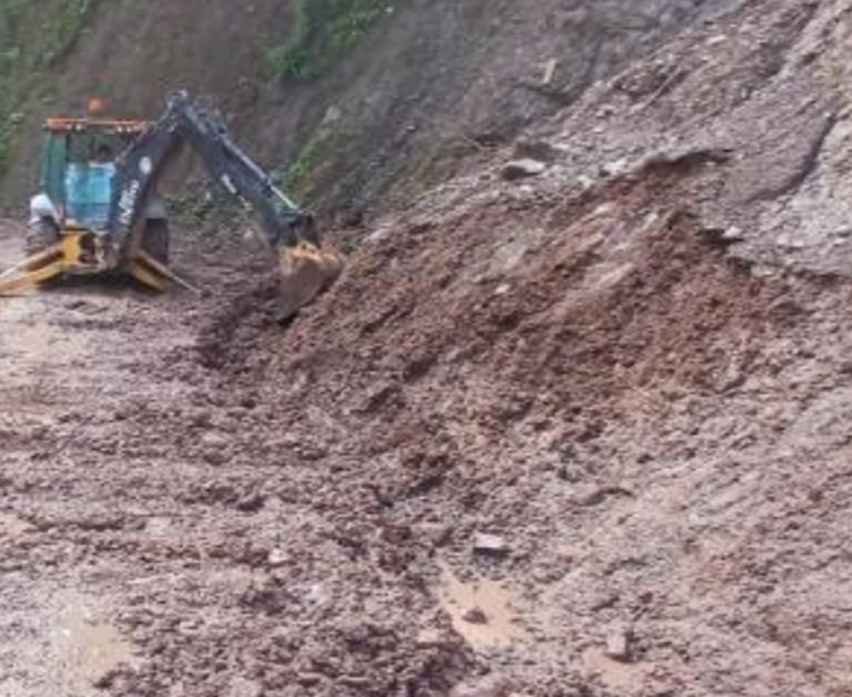 COENPeru's tweet image. #Pasco: 710 metros de vía vecinal situada en diferentes localidades del distrito y provincia de Oxapampa, se encuentra con el tránsito restringido luego del #Deslizamiento registrado el 30/3, que no cuenta con ruta alterna. Gobierno local culminó la #EDAN y coordina la ejecución