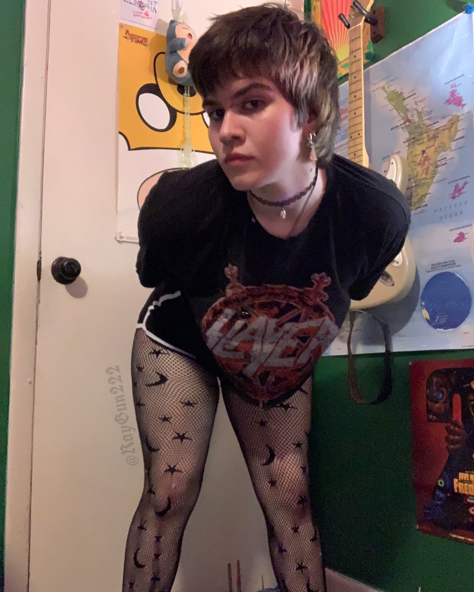 LoadedRayGun222's tweet photo. Slayer? I hardly know her…

#lewd #thick #alternative #tomboy #nsfw #punkslut #ass https://t.co/qg6DDIUh8e
