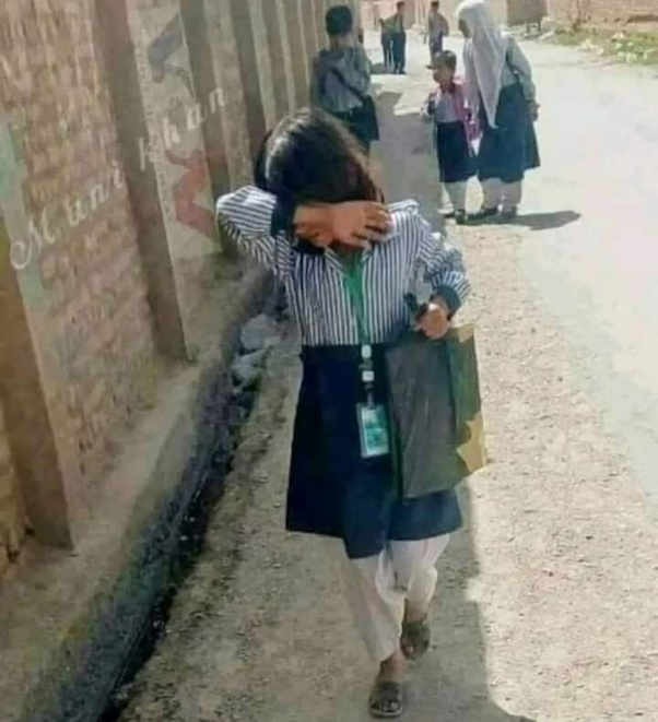 "एक आठ दस साल की मासूम सी गरीब लड़कीं बुक स्टोर पर जाती है और एक पेंसिल और एक दस रुपए वाली कापी खरीदती है और फिर वही खड़ी होकर कहती है अंकल एक काम कहूँ करोगे ?

जी बेटा बोलो क्या काम है ?

अंकल वह कलर पेंसिल का पैकेट कितने का है, मुझे चाहिए, ड्रॉइंग टीचर बहुत मारती है मगर मेरे