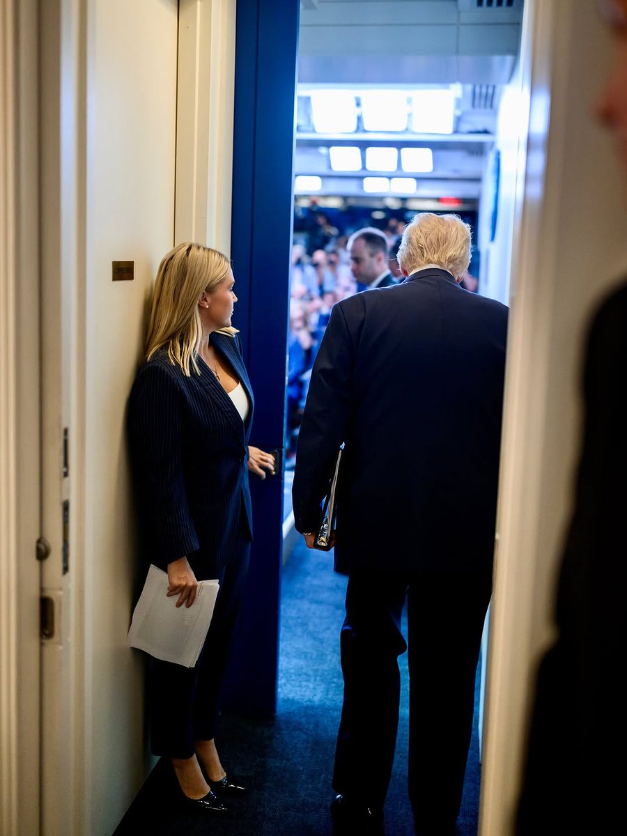 PriceAva84191's tweet photo. Behind The Scenes: President Trump enters the White House Briefing Room.

📸: @ https://t.co/MzC7y49Jpp