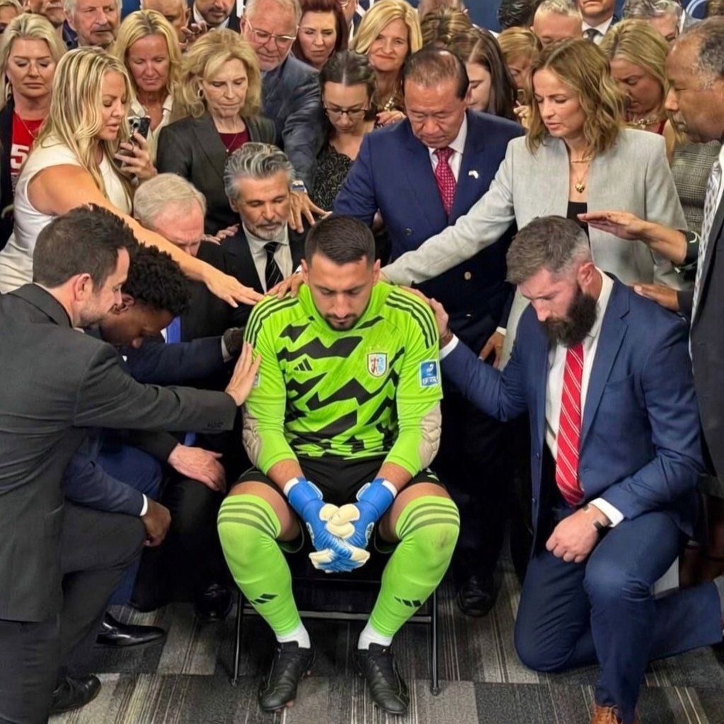 siriomerenda's tweet photo. tutta l'Italia in questo momento...
@nonleggerlo
#BosniaItalia #Donnarumma #GigioDonnarumma #Italia https://t.co/K7Woshl3AE